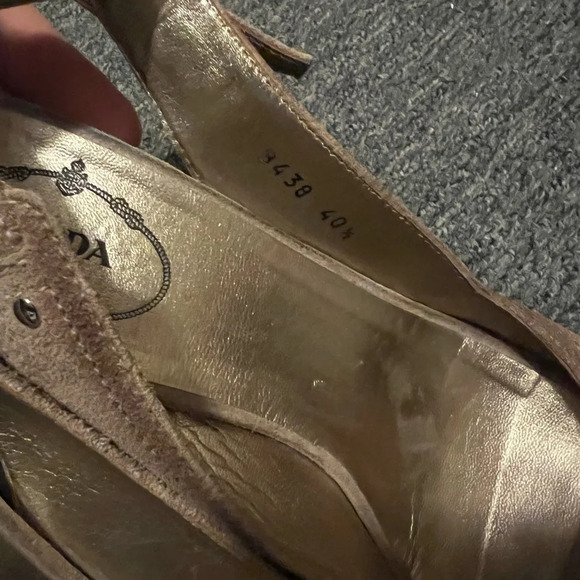 Prada Suede Sling Back Heels, size 40.5 - Picture 10 of 10